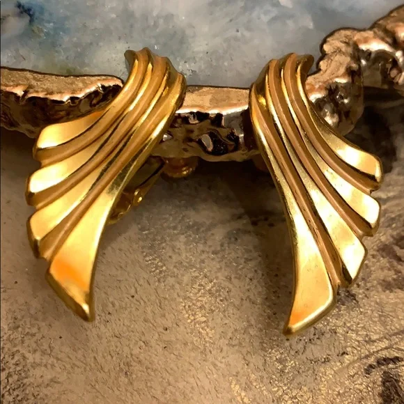 MIRIAM HASKELL GOLD TONE SCREW BACK EARRINGS - Picture 1 of 4